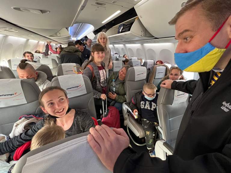 Самолет с украинцами приземлился в международном аэропорту Сент-Джонс, в провинции Ньюфаундленд и Лабрадор. На борту находились 166 беженцев.