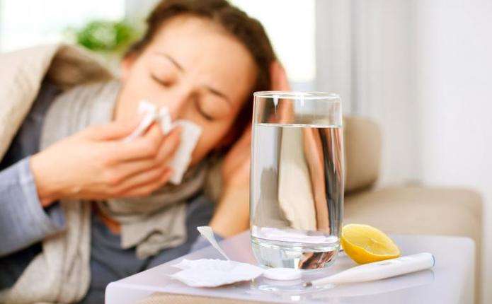 При застуді температура може підніматися і зазвичай залишається на рівні 37-37,5 градусів. Для грипу характерна висока температура.
