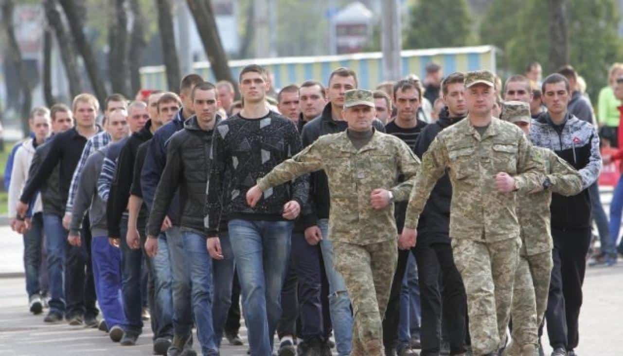 В Україні набув чинності новий закон про особливості призову на строкову військову службу та діяльність призовних комісій під час дії військового стану.