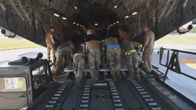 Пентагон США оприлюднив відео завантаження літака вантажем боєприпасів для України. Нова поставка оборонної допомоги відправляється з бази американських ВПС в штаті Делавер.



