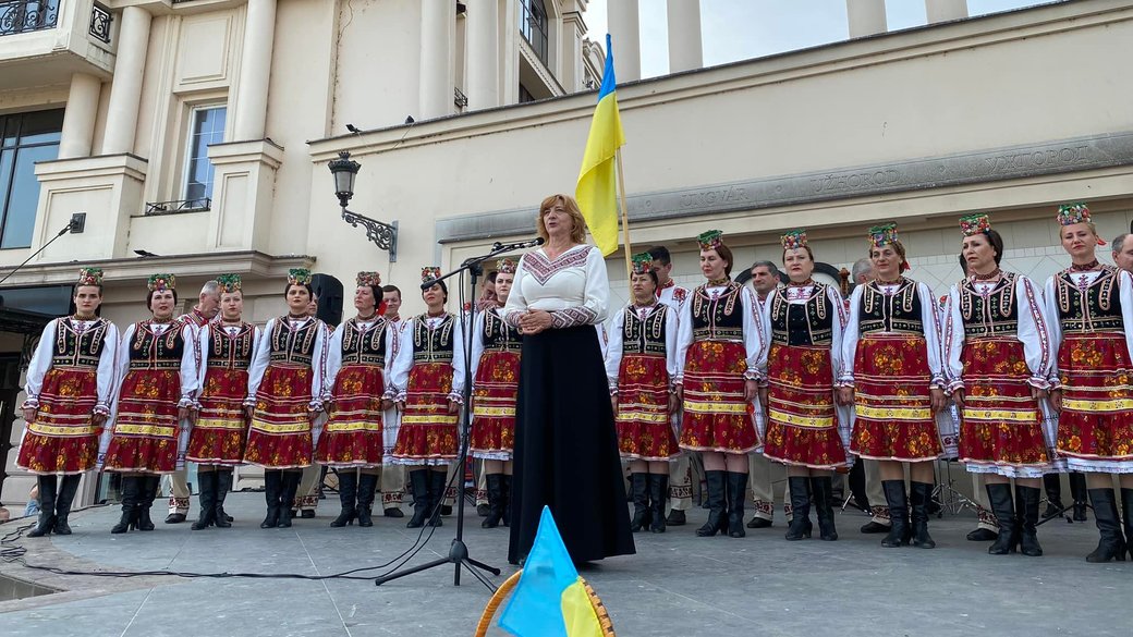 Закарпатський народний виступив із концертом у центрі Ужгорода на підтримку 128 бригади