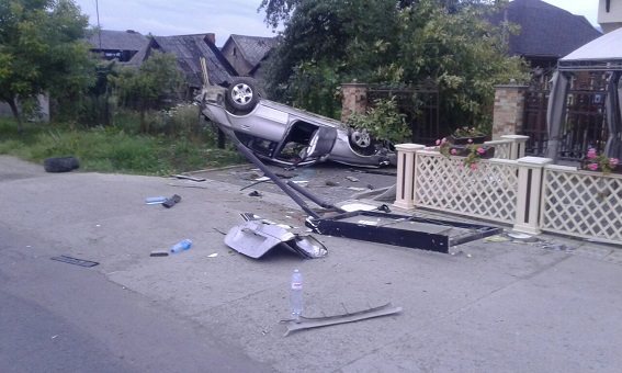 Сьогодні вночі в смт.Солотвино на Тячівщині сталася жахлива автопригода: автомобіль «Меrсеdеs» злетів на швидкості в кювет. 