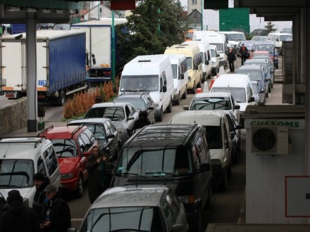 Станом на обідню пору в неділю на кордоні України і Угорщини утворилися черги, у яких застрягли 155 автомобілів. 
