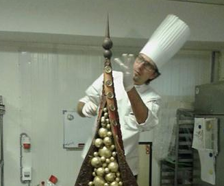 Ужгородський шоколатьє Валентин Штефаньо створив унікальний новорічний шедевр  - шоколадну ялинку.