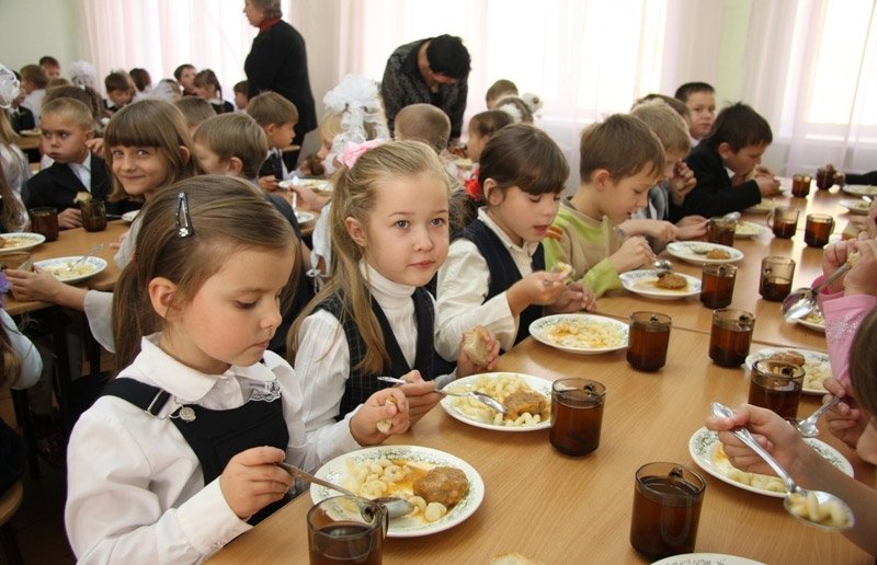 Виконком вирішив, скільки грошей дасть на їжу ужгородським школярам