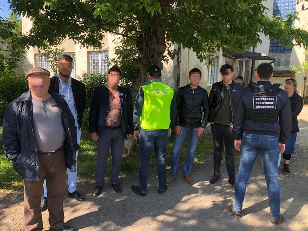 Нарушителей нашли оперативники Государственной пограничной службы Украины в одном из общежитий города Ужгорода.