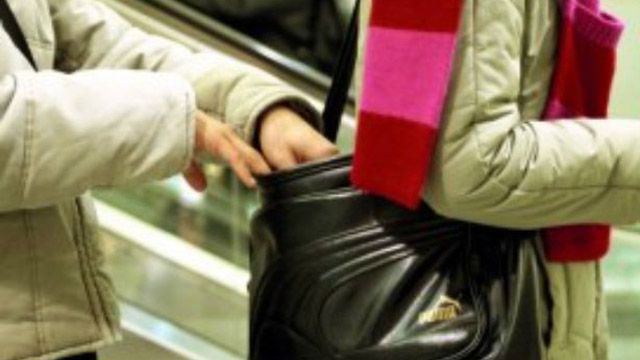 На залізничному вокзалі закарпатки непомітно витягнули із сумки пасажирки гаманець, але їх вчасно помітили поліцейські та затримали.