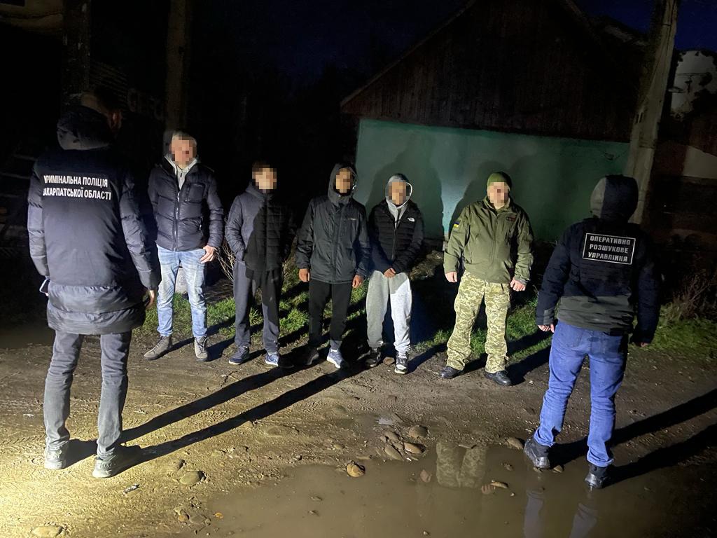 Минулої доби на Закарпатті в рамках оперативно-профілактичних заходів «Березень-2023» правоохоронці затримали 10 порушників кордону.