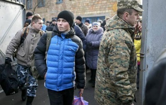 Українці демонструють високу готовність захищати власну землю — у військкомати приходить більше людей, аніж було викликано.
