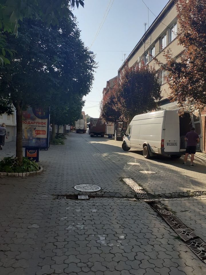 На вулиці Волошина зафіксували момент розвантаження автомобілів у заборонений для в'їзду вантажівок час.