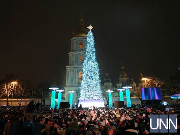 Новорічну ялинку на Софійській площі в Києві визнали найкращою серед новорічних дерев у Європі. 