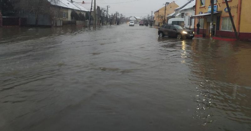 Фотографии затопленного села Велики Лучки Мукачевского района опубликованы в сообществе Viber 