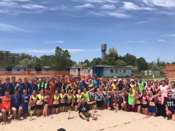 На пляжі Херсонщини пройшли змагання з пляжного гандболу серед дівчат, в яких закарпатські спортсменки вдруге поспіль здобули призові нагороди.
