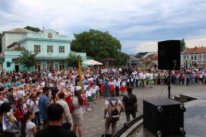 В Ужгороді провели танцювальний флешмоб під дощем / ВІДЕО