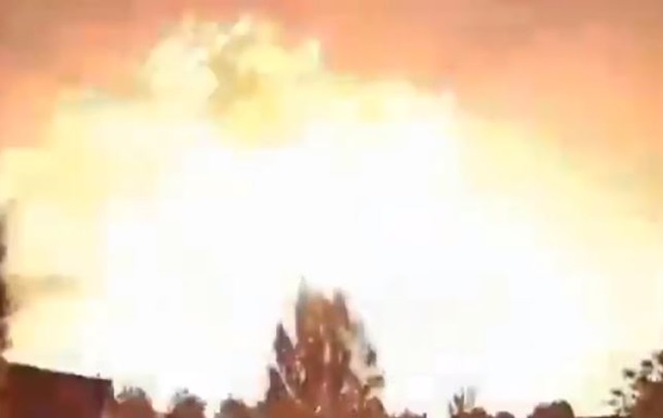 Спалах спостерігали жителі Ізміра. Користувачі мережі вважають, що це було падіння метеорита або космічного сміття.
