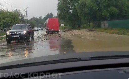 Текло через двори й вулиці: на Тячівщині зійшов селевий потік (ВІДЕО)