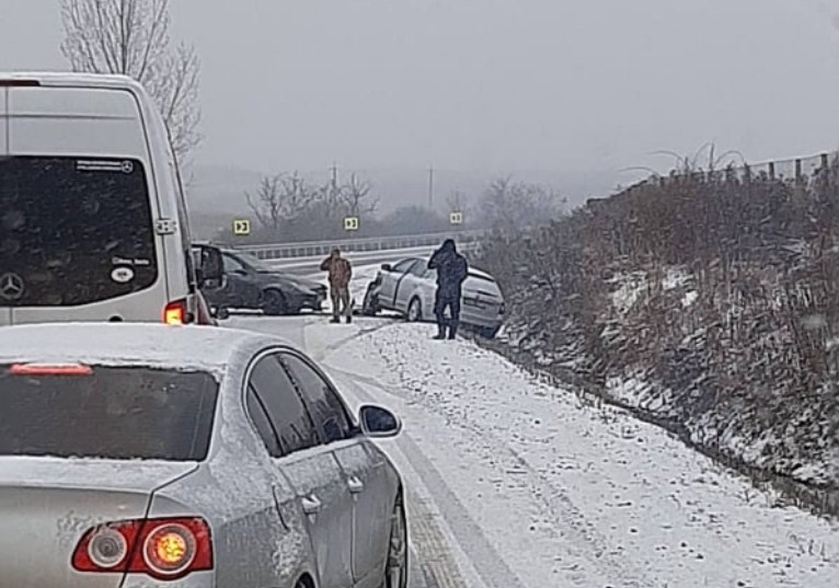 В Иршавском районе, недалеко от Доробратова, в результате дорожно-транспортного происшествия столкнулись два автомобиля.