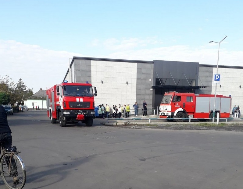 По данным местных СМИ, сегодня, 27 октября, произошел пожар в одном из супермаркетов в Мукачево.