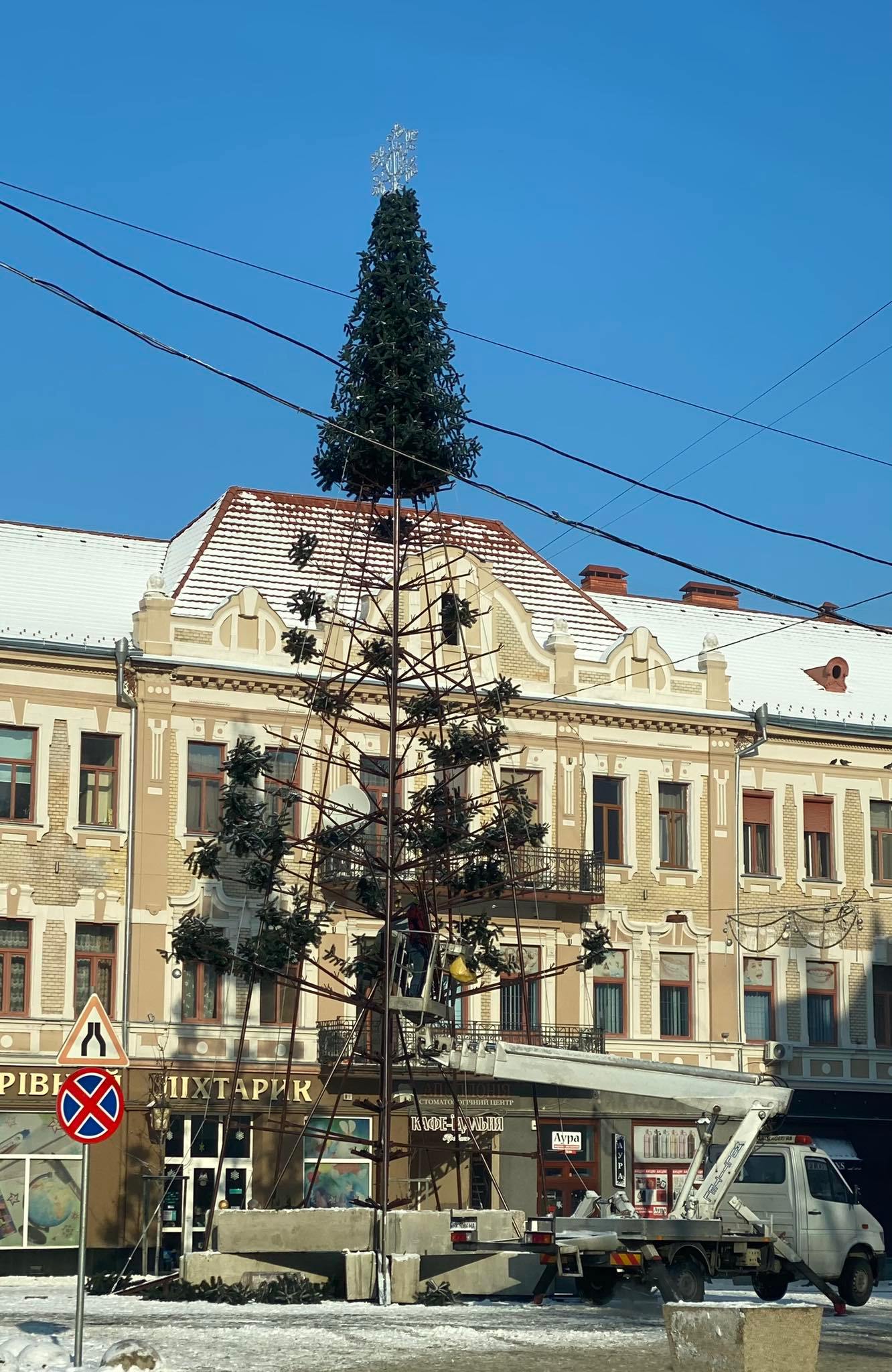 В областном центре Закарпатья разбирают главную новогоднюю елку. 