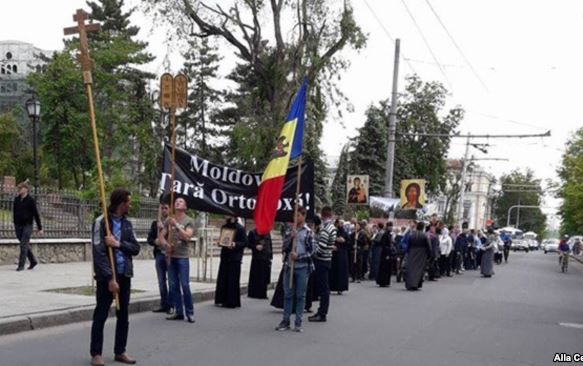 У Молдові поліція зупинила марш протесту, організований ЛГБТ-спільнотою, через агресивно налаштованих священиків та віруючих.