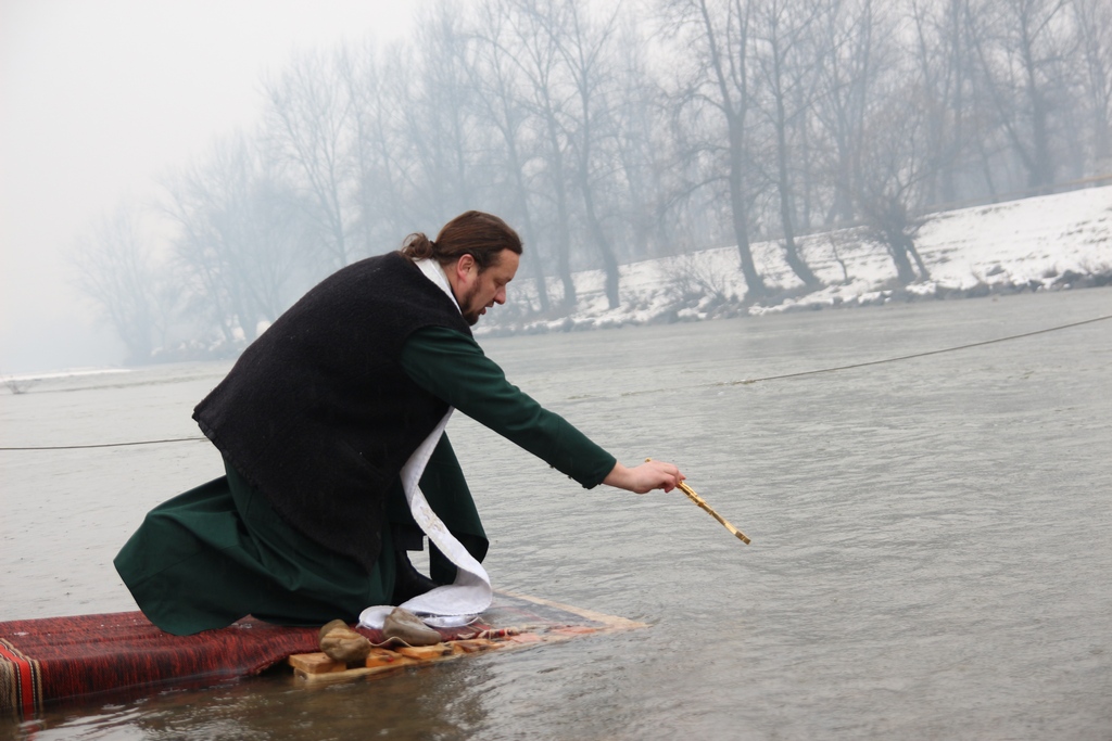 Хустяни на Водохреща масово купалися в крижаній воді