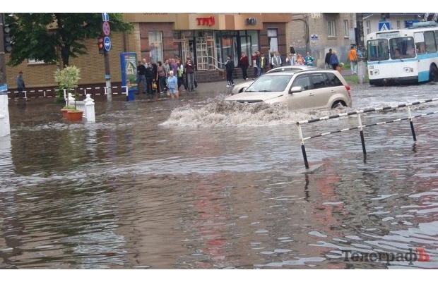 Увечері 2 липня в Кременчуці Полтавської області пройшла сильна злива, яка затопила вулиці і паралізувала рух транспорту.