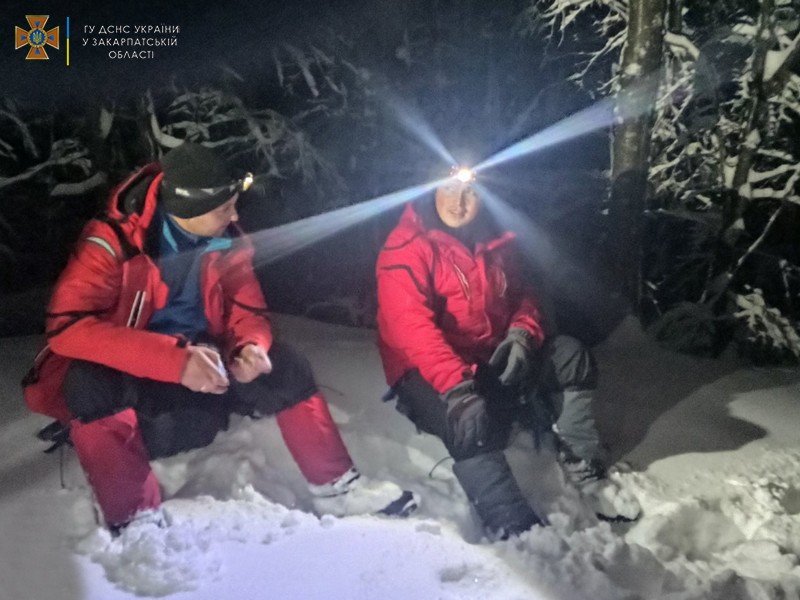 Сегодня утром поиски человека, который вместе с друзьями организовывал катание на снегоходах, возобновились в Рунской горной долине Ужгородского района. 