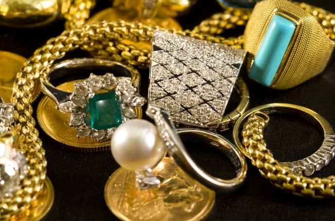 Найбільшою популярністю в українців користуються прикраси з золота і срібла, особливо з дорогоцінними каменями. Вже з 18 лютого вартість ювелірних виробів в Україні може суттєво зрости.