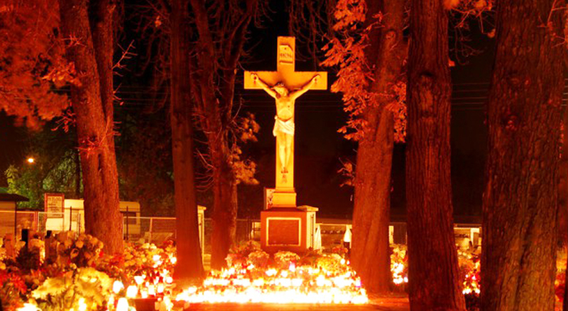 Ужгородцы готовятся к Дню памяти умерших, который отмечают 1 ноября.