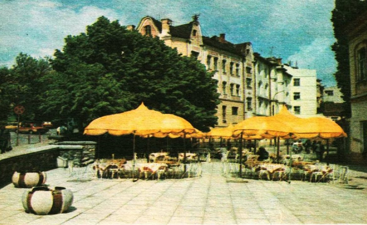 Ужгород, напевно кінця 70-их, поблизу ресторану “Київ”. 