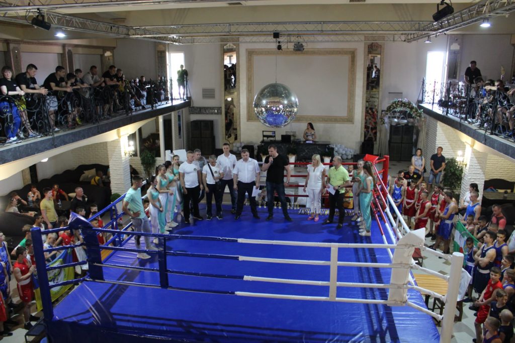 Открытый турнир по боксу среди школьников прошел в Иршаве, посвященный 25-летию Конституции Украины.