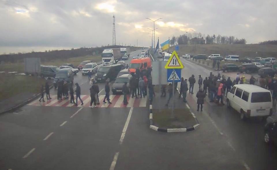 Сьогодні орієнтовно з 11:15 люди перекурили проїзд до пропускного пункту Рава-Руська – Гребенне.
