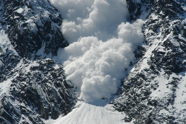За повідомленням Закарпатського центру з гідрометеорології, 24 – 25 лютого на високогір’ї Закарпатської області зберігається ІІІ (значний) рівень лавинної небезпеки.


