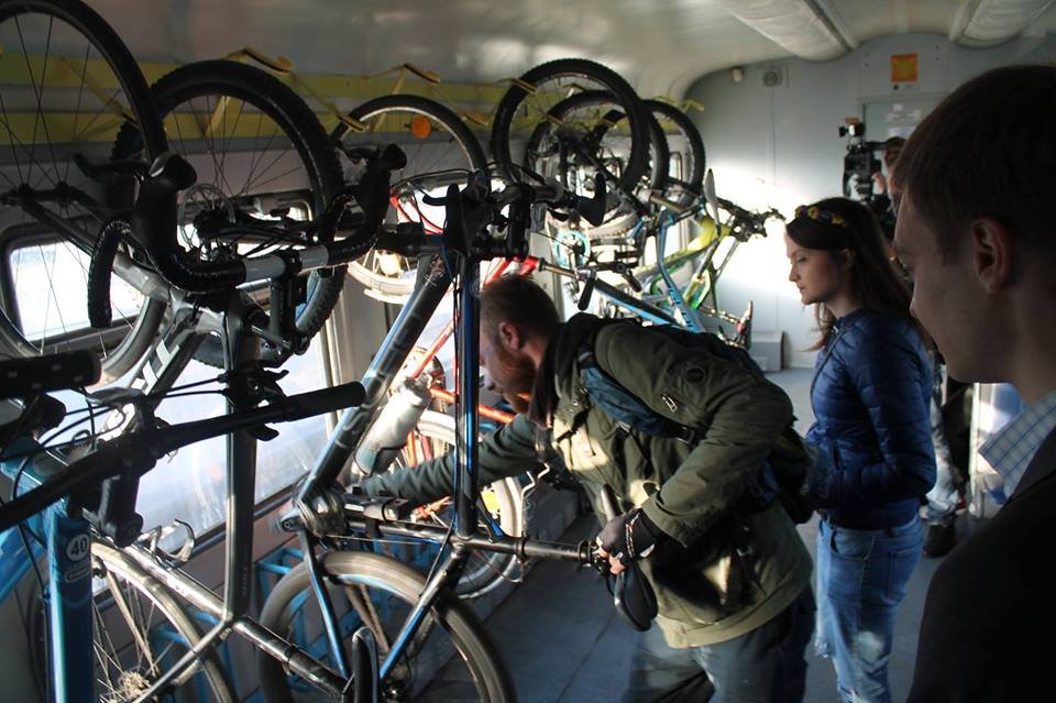 Чтобы удовлетворить потребности велосипедистов, в моторвагонном депо Львов переоборудовали хвостовой и головной вагоны регионального поезда сообщением Львов-Мукачево-Львов.