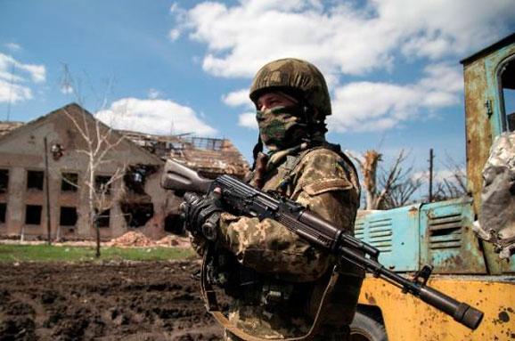 За минулу добу в зоні АТО один український військовослужбовець, четверо отримали поранення.
