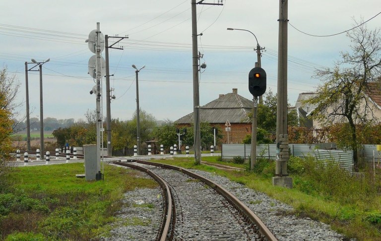 Як повідомляє сайт Угорської залізниці МАВ, поблизу м. Захонь вантажний потяг зійшов з рейок, тепер пасажири до місць свого призначення можуть добиратися автобусами.