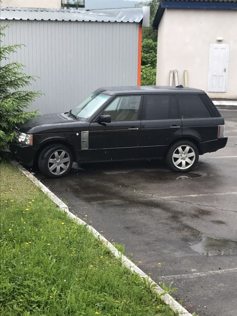 Днями, на митному посту «Солотвино» працівники Закарпатської митниці ДФС припинили спробу переміщення авто в Україну «Land Rover Range Rover» з фальсифікованими документами.
