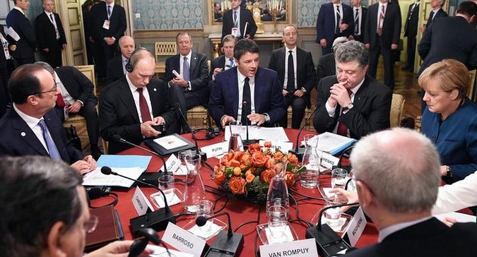 Президент України Петро Порошенко провів телефонні розмови із Федеральним Канцлером Німеччини Ангелою Меркель та Президентом Французької Республіки Франсуа Олландом, під час яких сторони погодили кроки для деескалації конфлікту на Донбасі.
