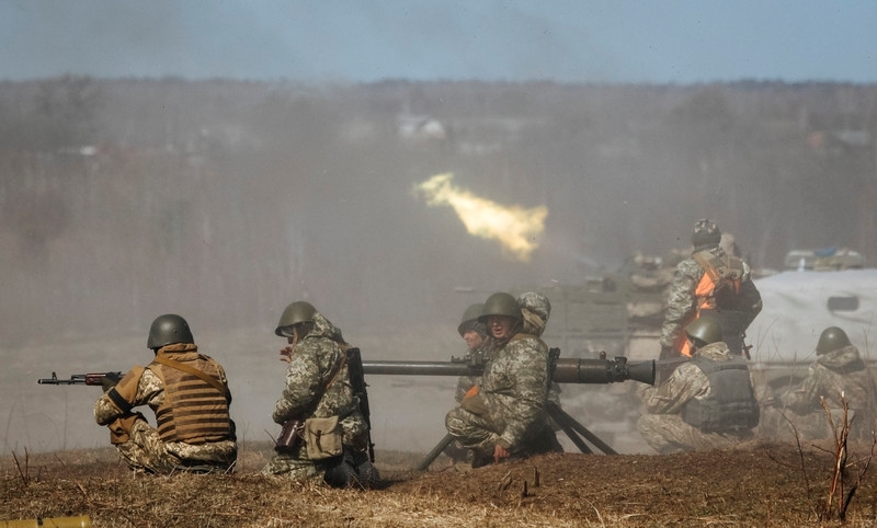 Российско-террористические войска продолжают активно обстреливать населенные пункты на Донбассе.
