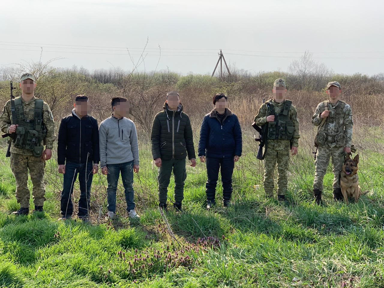 Учора неподалік від кордону з Угорщиною прикордонники Мукачівського загону затримали чотирьох нелегальних мігрантів. 