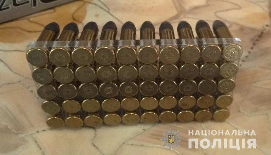 Працівники Берегівського відділу поліції виявили в жителя Берегова, який перебував у приміщенні кафе в одному з сіл району, штик-ніж і півсотні патронів до малокаліберної гвинтівки. 