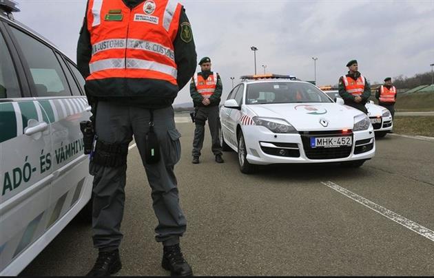 Працівники Національної податкової і митної служби Угорщини схопили контрабандиста, який покинувши автомобіль, намагався втекти, під час втечі неодноразово вдарив одного з працівників податкової.