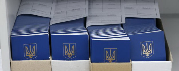 Для безвізових поїздок за кордон українцям потрібен біометричний закордонний паспорт.