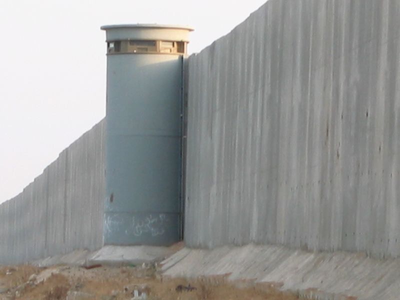 Прем'єр-міністр Ізраїлю Біньямін Нетаньяху пообіцяв звести паркан по всьому периметру сухопутних кордонів країни для захисту від проникнення палестинців і жителів сусідніх арабських держав.