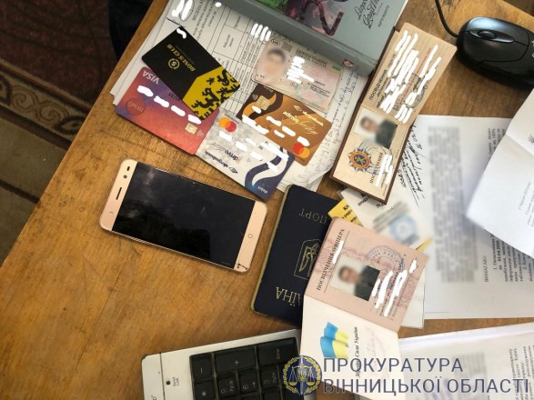 Офицера отделения Ужгородского зонального отдела военной службы правопорядка Министерства обороны Украины, задержали по подозрению в вымогательстве и получении взятки в размере 84 тыс. грн. 