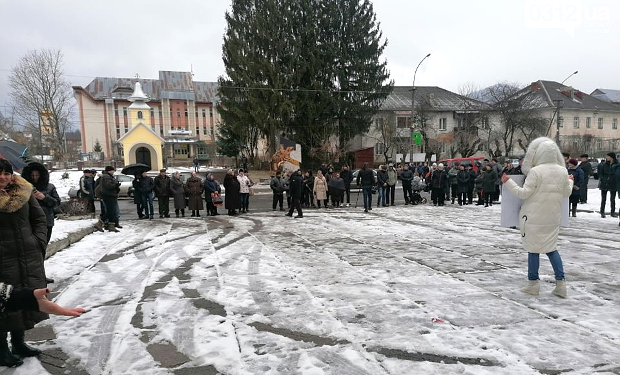 14 лютого у Міжгір'ї відбулася акція протесту - жителі міста зібралися біля Райдержадміністрації з вимогами зробити і їхню лікарню опорною.

