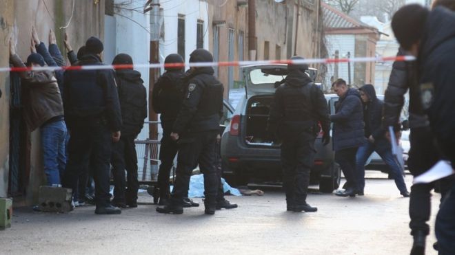 Внаслідок перестрілки в центрі Одеси, яка сталася вдень 19 січня, загинули три особи: поліцейський, зловмисник та його спільник.

