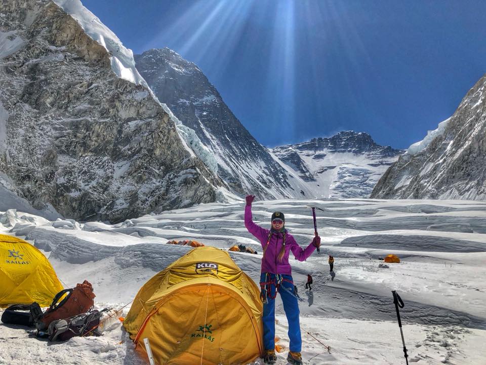 Закарпатська альпіністка Ірина Галай долає шлях до нової вершини - гори Лхоцзе (8516 метрів).

