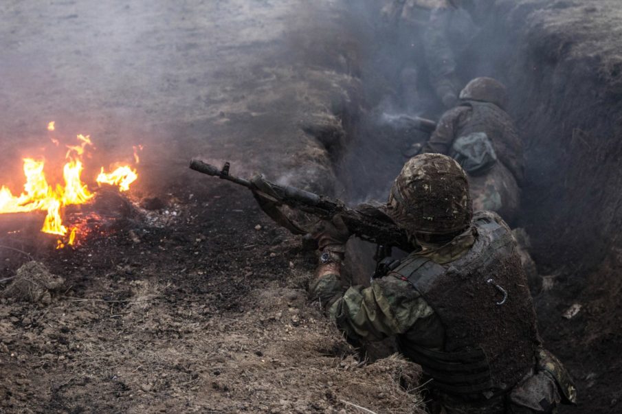 За минулу добу бойовики 16 разів порушили перемир'я в зоні проведення антитерористичної операції на Донбасі. У відповідь ЗСУ 11 разів відкривали вогонь. Унаслідок бойових дій двоє бійців поранено.