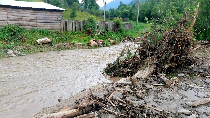 Всего в трех селах подтоплены 23 домохозяйства, вода попала в 15 домов, не причинив каких-либо разрушений или серьезных убытков.
